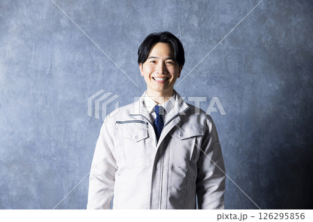 腕組みをする作業服の男性 126295856