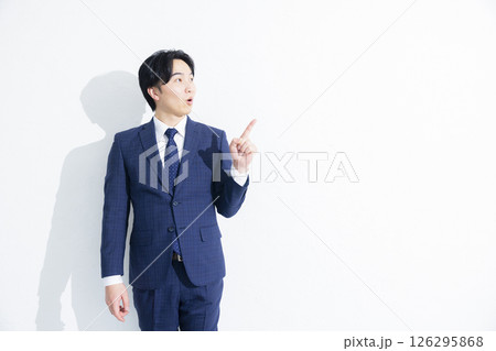 指差しするビジネスマン 126295868