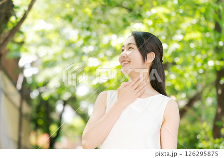 紫外線ケアをする女性のイメージ 126295875