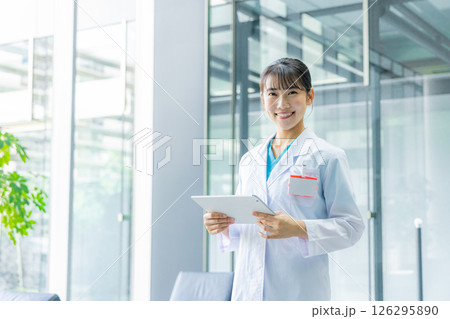 白衣の若い女性 白衣の若い女性 126295890