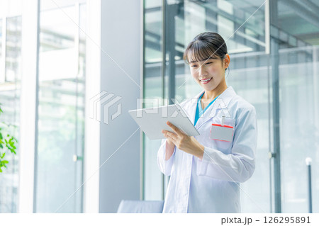 白衣の若い女性 白衣の若い女性 126295891