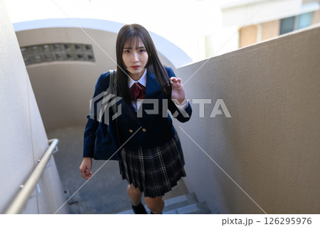 階段を上る女子高生　高校生　ブレザー 126295976
