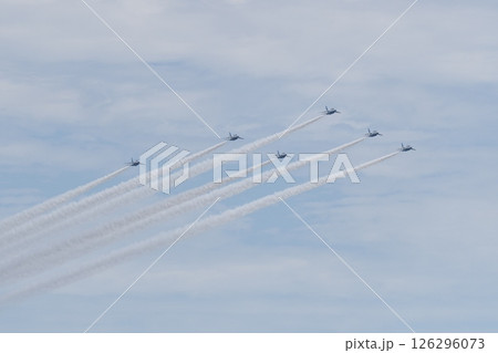ブルーインパルス　ボントン・ロール時のデルタ隊形 126296073