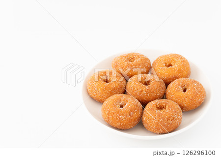 白背景にお皿に盛りつけた美味しそうなミニドーナツ 126296100