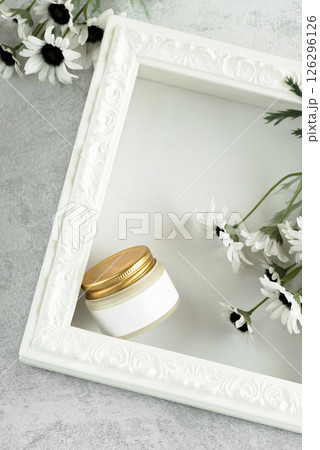おしゃれなフォトフレームと化粧品と白い花 126296126