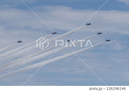 ブルーインパルス　ボントン・ロール時のデルタ隊形 126296146