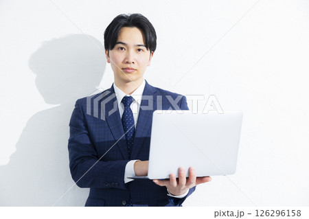 パソコンを使うビジネスマン 126296158