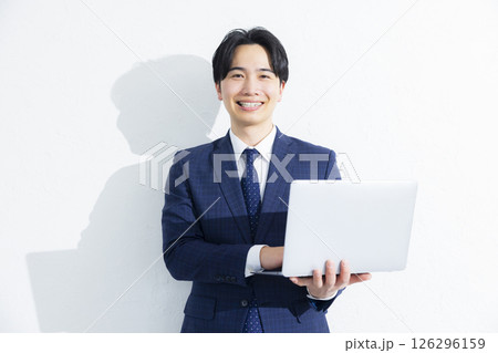 パソコンを使うビジネスマン 126296159