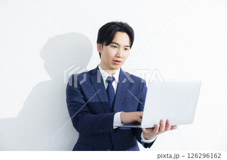 パソコンを使うビジネスマン 126296162