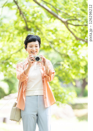 シニア女性　旅行　カメラ 126296212