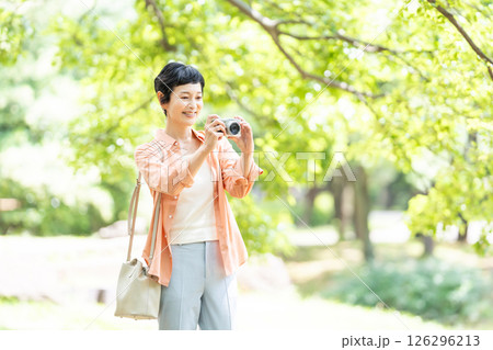シニア女性 旅行 カメラ シニア女性 旅行 カメラ 126296213