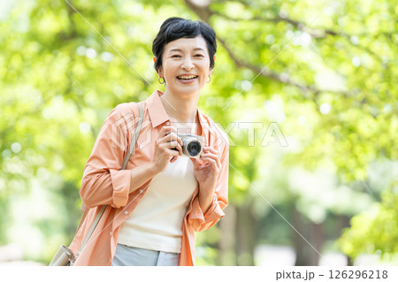 シニア女性　旅行　カメラ 126296218
