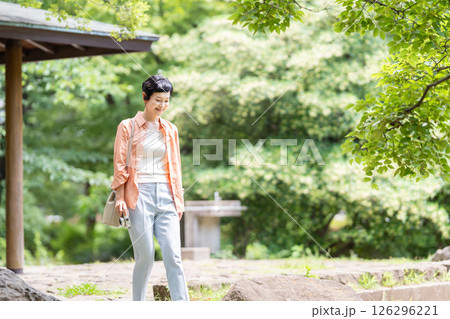 シニア女性　旅行　カメラ 126296221
