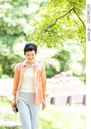 シニア女性　旅行　カメラ 126296226