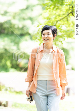 シニア女性　旅行　カメラ 126296228