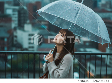 傘をさす若い女性 傘をさす若い女性 126296233