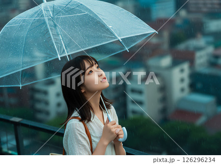 傘をさす若い女性 傘をさす若い女性 126296234