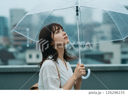 傘をさす若い女性 傘をさす若い女性 126296235