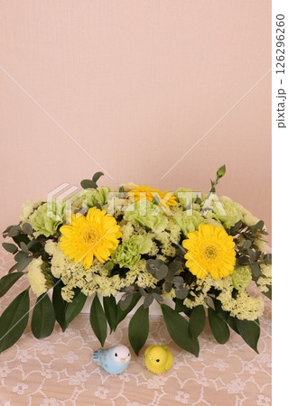 三本のガーベラのアレンジ 126296260