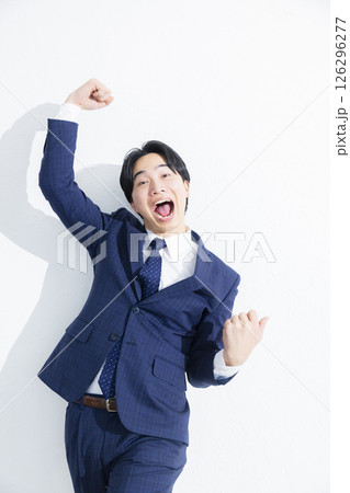 笑顔でジャンプするビジネスマン 126296277