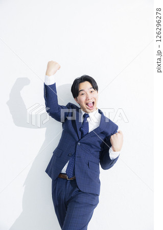 笑顔でジャンプするビジネスマン 笑顔でジャンプするビジネスマン 126296278