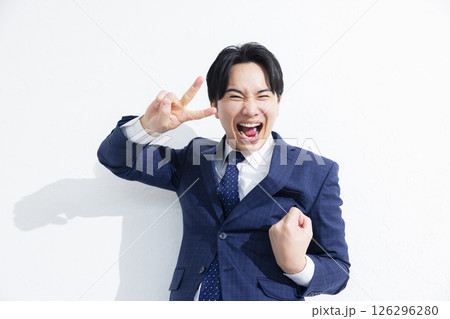 笑顔でジャンプするビジネスマン 126296280