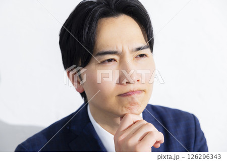 美容で悩むビジネスマン　 126296343