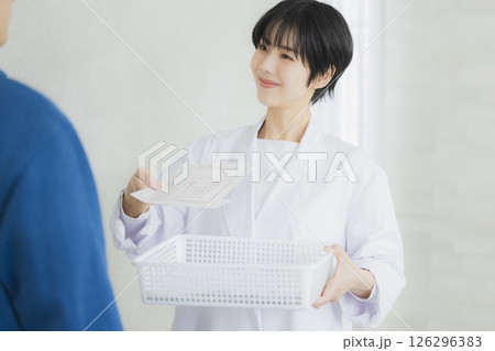 白衣の若い女性 　 126296383