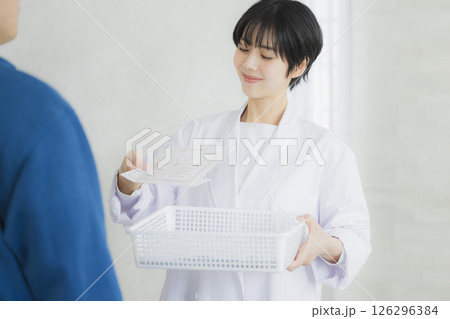 白衣の若い女性 白衣の若い女性 126296384