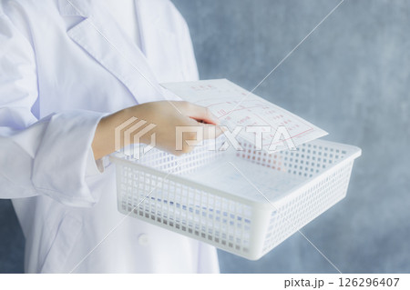 白衣の若い女性 　　 126296407