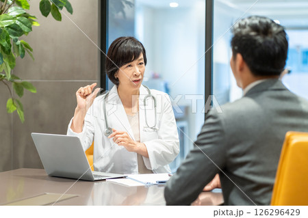 診察する女性医師 126296429