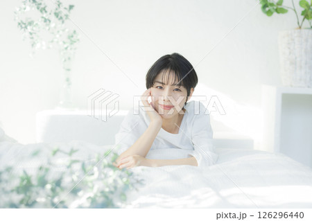 ベッドでくつろぐ女性　  126296440