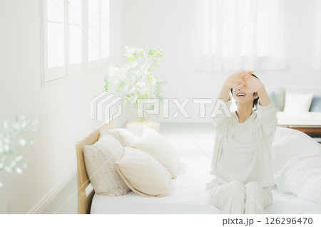 ベッドの女性  126296470