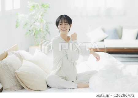 ベッドの女性 ベッドの女性 126296472