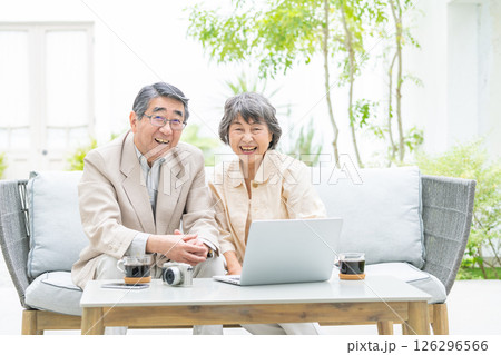 シニアカップル　パソコン　カメラ　 126296566