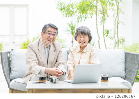 シニアカップル パソコン カメラ シニアカップル パソコン カメラ 126296567