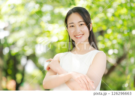 UVケアをする女性 UVケアをする女性 126296663