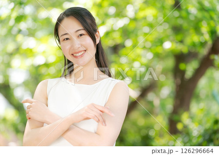 UVケアをする女性 UVケアをする女性 126296664