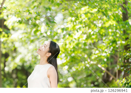 公園で寛ぐ女性 公園で寛ぐ女性 126296941