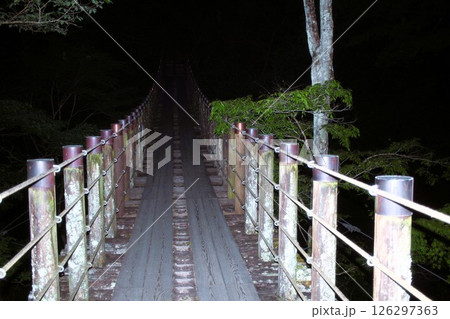 暗闇の吊り橋 126297363