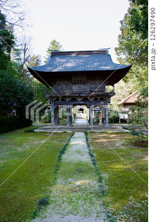 安来市　初春の雲樹寺山門 126297490