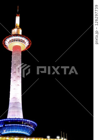 綺麗にライトアップされた夜の京都タワー 126297739