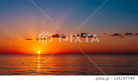 水平線に沈む夕日 126297794