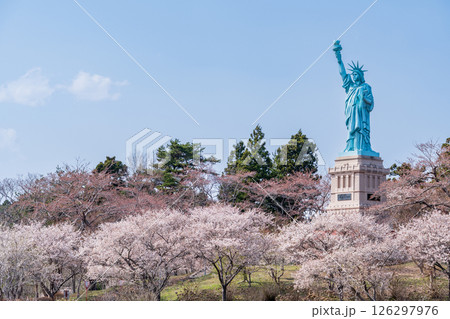 「青森県」おいらせ町の自由の女神像　春の風景 126297976