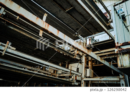 錆びて朽ちていく立体駐車場　d-2 フィルム調 126298042