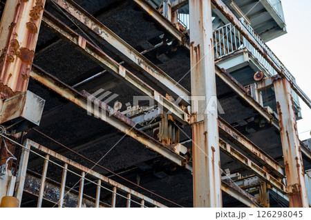 錆びて朽ちていく立体駐車場　f-1 126298045