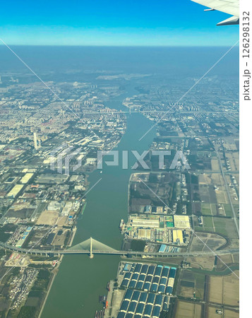 上海虹橋空港離陸直後の機内から見える上海市郊外 126298132