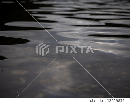 風で揺れる湖面と波　長野県大町市中綱湖 126298334