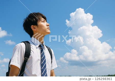晴れ渡る夏空を見上げる男子高校生 126298361