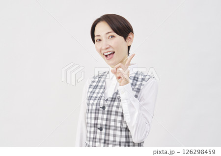 女性　事務員　ひらめく　白背景　カメラ目線 126298459